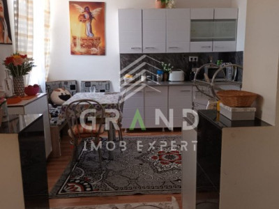 De vanzare - Casa in zona centrala - Piata Mihai Viteazul, 2 camere + curte