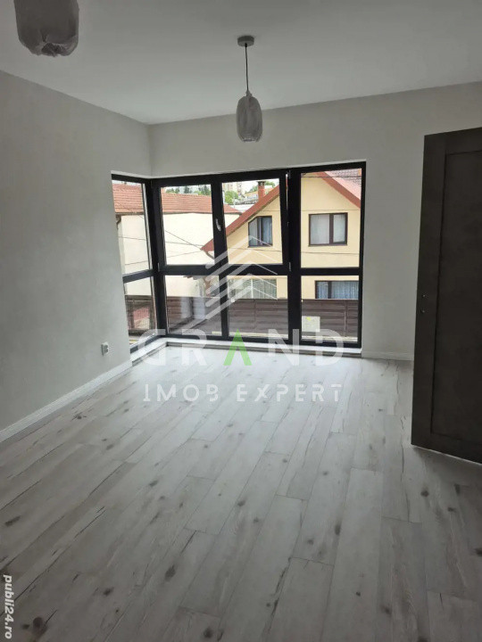 Imobil Comercial de Închiriat – Spațiu Generos, Potrivit pentru Sediu de Firmă