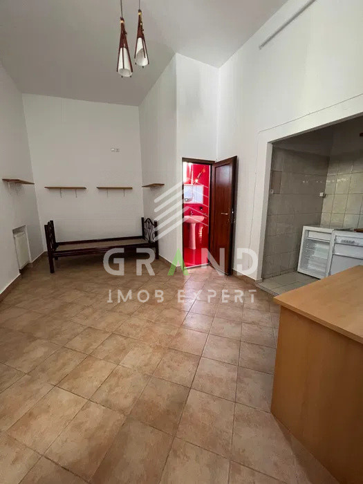 GARSONIERA ECONOMA, TERASA COMUNA, ZONA CENTRU/UMF