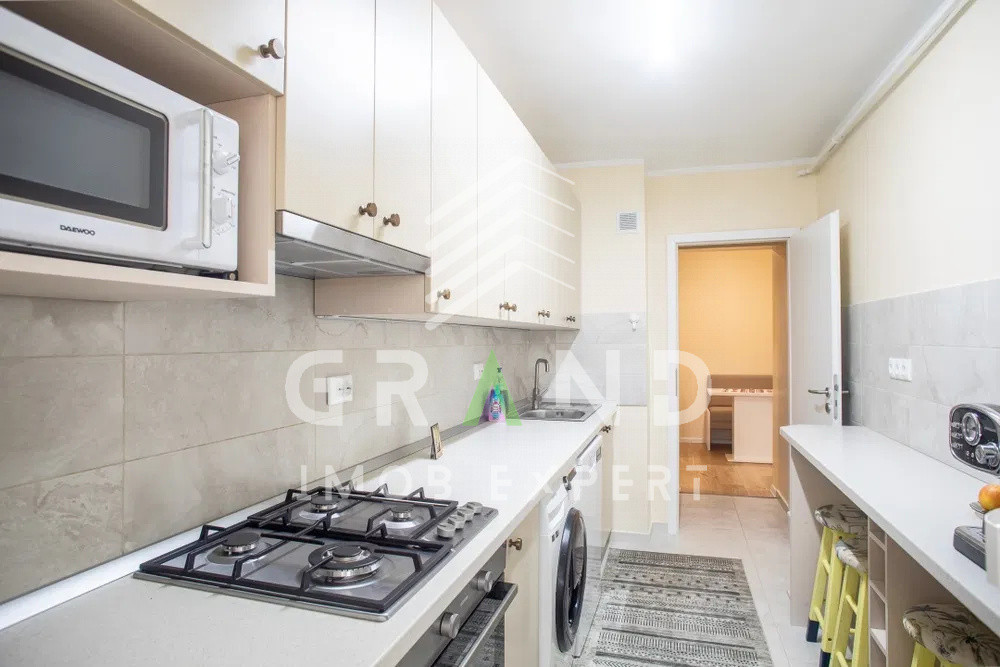 Apartament spatios de inchiriat- 3 camere, două balcoane, mobilat,dotări moderne