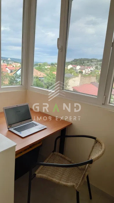 Apartament spatios de inchiriat- 3 camere, două balcoane, mobilat,dotări moderne