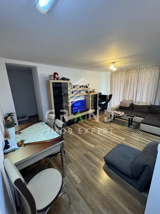 Apartament de vanzare semidecomandat cu 2 Camere, Balcon 12 mp & Parcare, BACIU