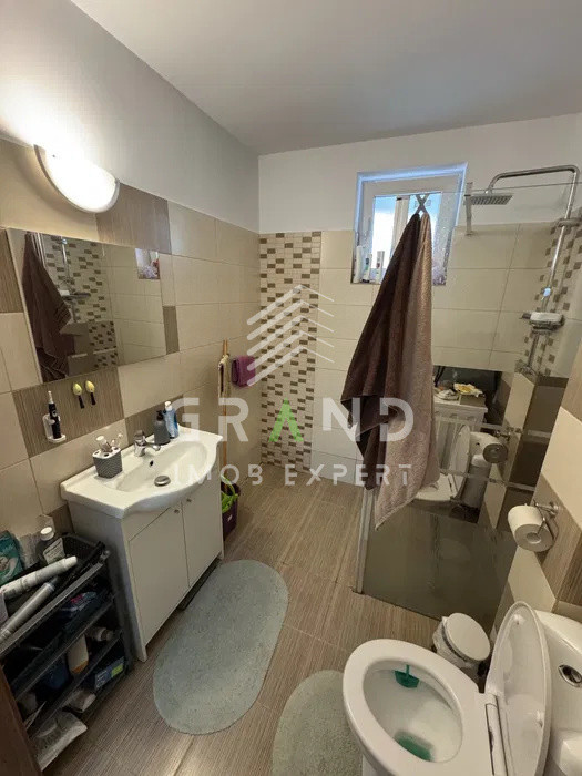 Apartament de vanzare semidecomandat cu 2 Camere, Balcon 12 mp & Parcare, BACIU