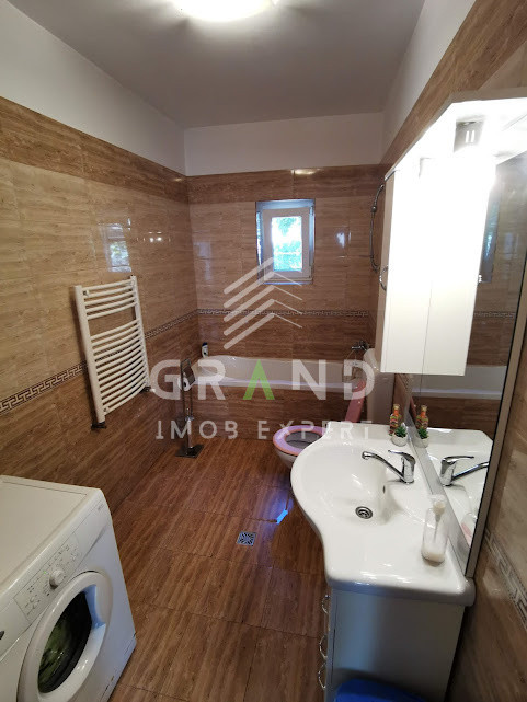 Casă modernă de închiriat, 3 dormitoare,curte privată și parcare, PETFRIENDLY