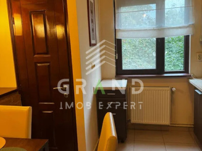 Chirie:Apartament 3 camere decomandat, Str. Azuga, Cluj, etaj 4, parcare inclusa