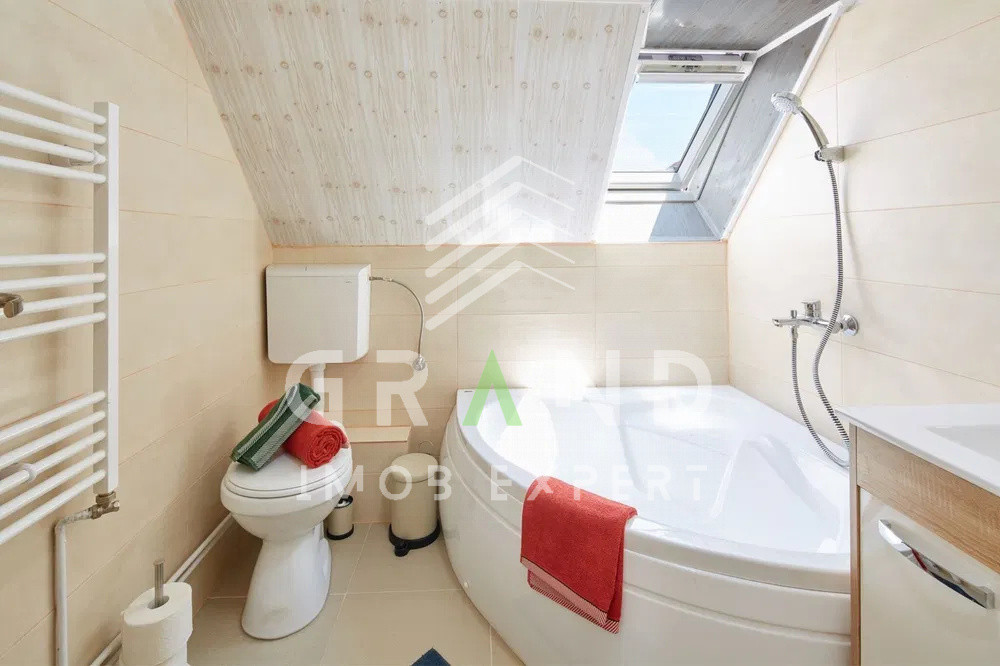 Închiriere apartament 3 camere la mansarda, Zorilor – complet utilat și mobilat