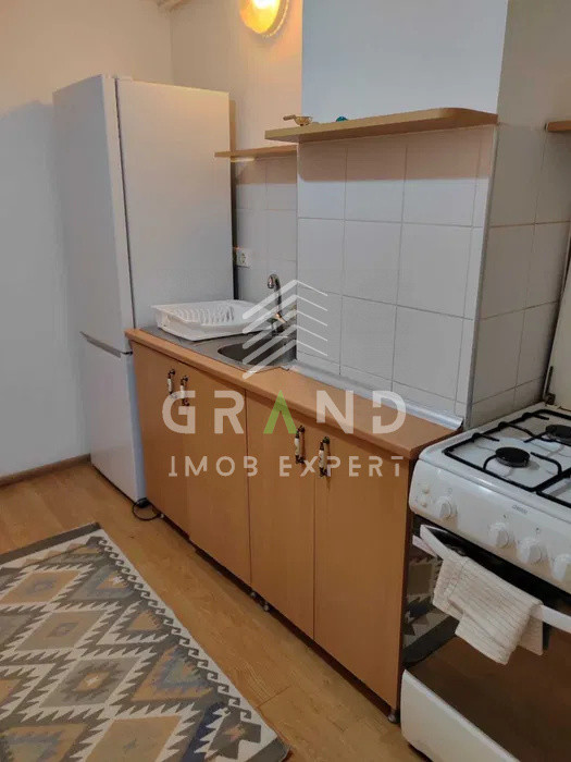 Centru: Chirie Ap. 2 camere Decomandate, Parcare subterană, Piața Mihai Viteazu