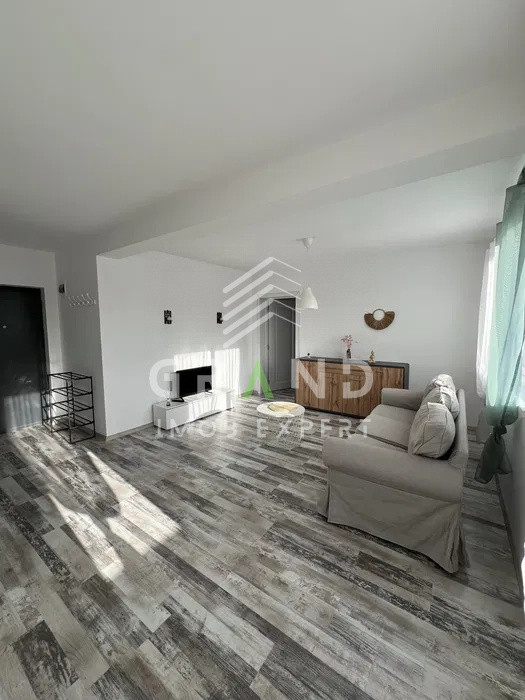 Apartament semidecomandat cu 2 camere, balcon, living open space, Floresti