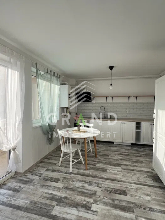 Apartament semidecomandat cu 2 camere, balcon, living open space, Floresti