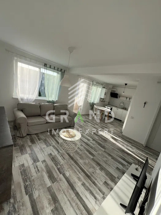 Apartament semidecomandat cu 2 camere, balcon, living open space, Floresti