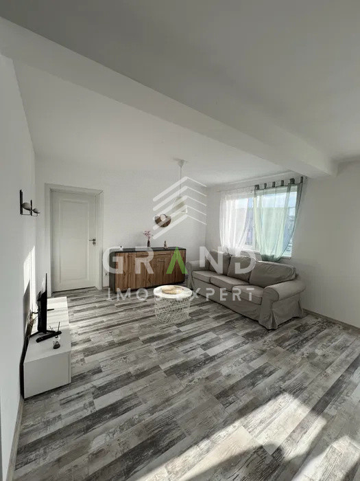 Apartament semidecomandat cu 2 camere, balcon, living open space, Floresti