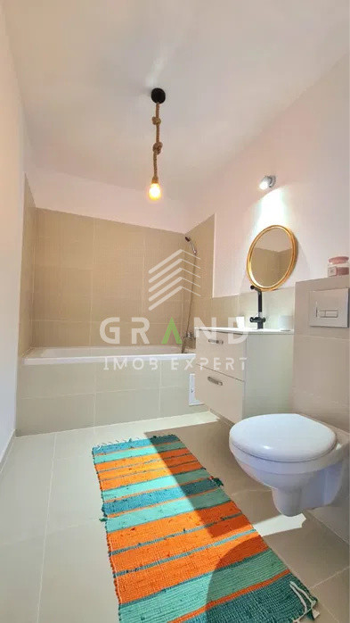 Apartament semidecomandat cu 2 camere, balcon, living open space, Floresti