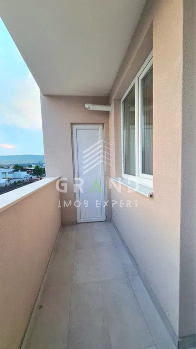 Apartament semidecomandat cu 2 camere, balcon, living open space, Floresti