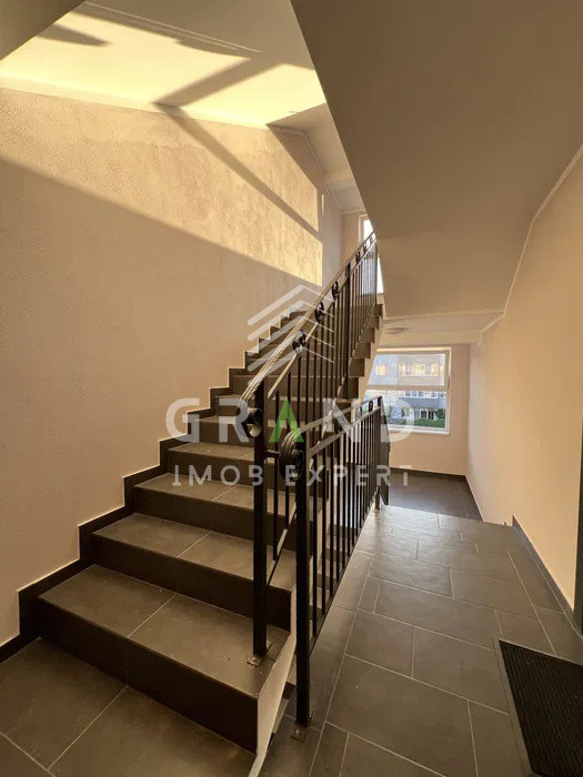 Apartament semidecomandat cu 2 camere, balcon, living open space, Floresti