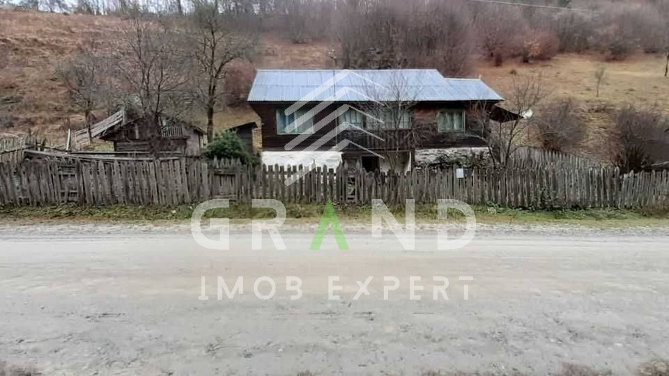 Casă batranească, renovabilă + 5000 mp teren I la 50km de Cluj-Napoca