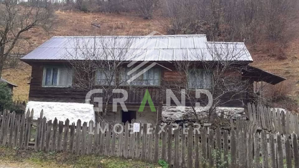 Casă batranească, renovabilă + 5000 mp teren I la 50km de Cluj-Napoca