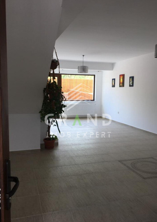 Casă SPAȚIOASĂ 7 camere | Terasă+Balcoane | Garaj | Curte proprie | Bună Ziua 