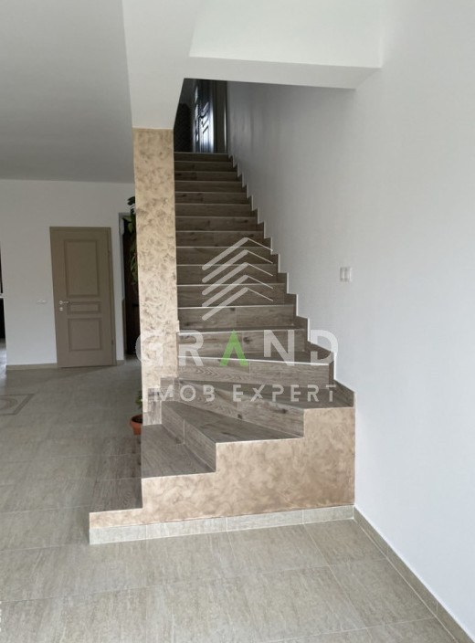 Casă SPAȚIOASĂ 7 camere | Terasă+Balcoane | Garaj | Curte proprie | Bună Ziua 