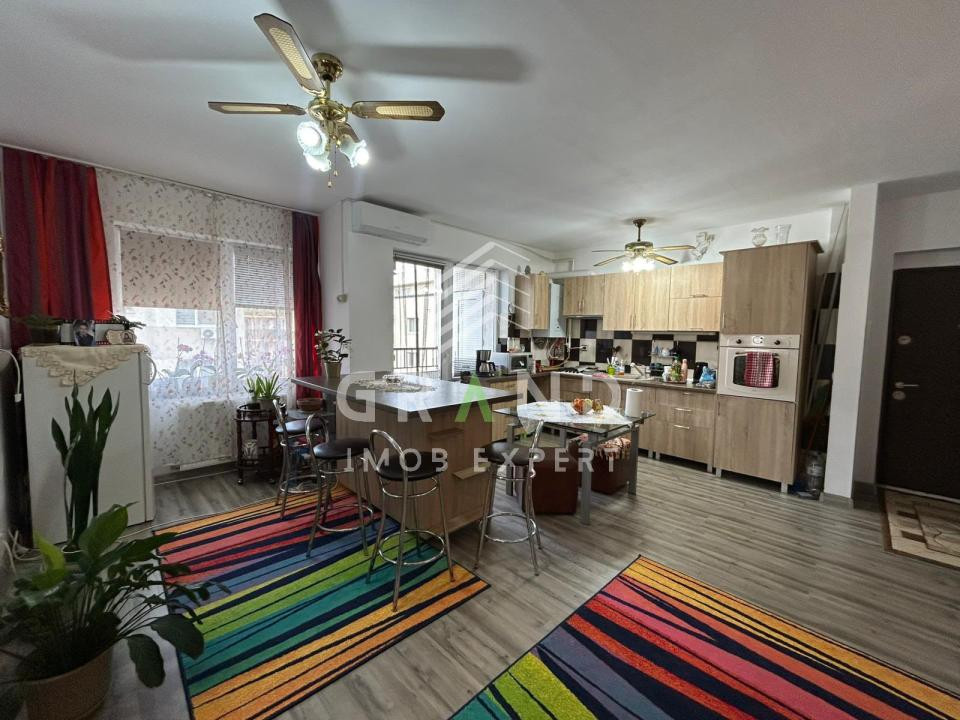 Apartament 3 camere de vanzare , Floresti.