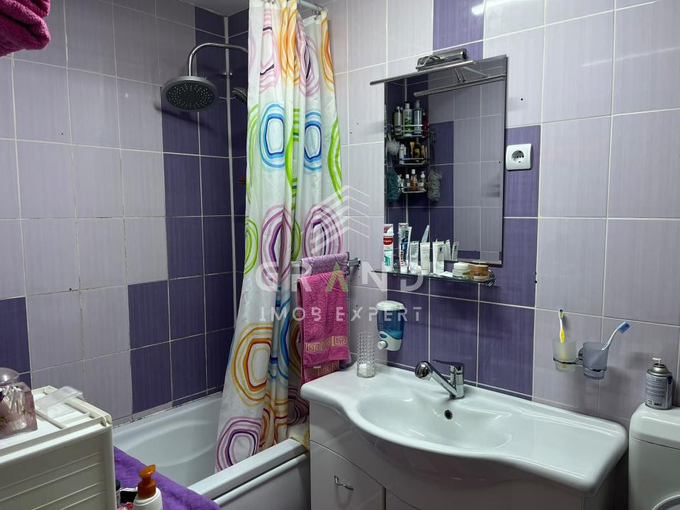 Apartament 3 camere de vanzare , Floresti.