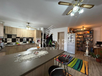 Apartament 3 camere de vanzare , Floresti.