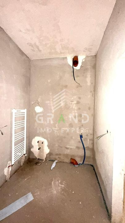 Oportunitate ! Apartament 4 Camere | Semifinisat | Logie 10 MP | Floresti