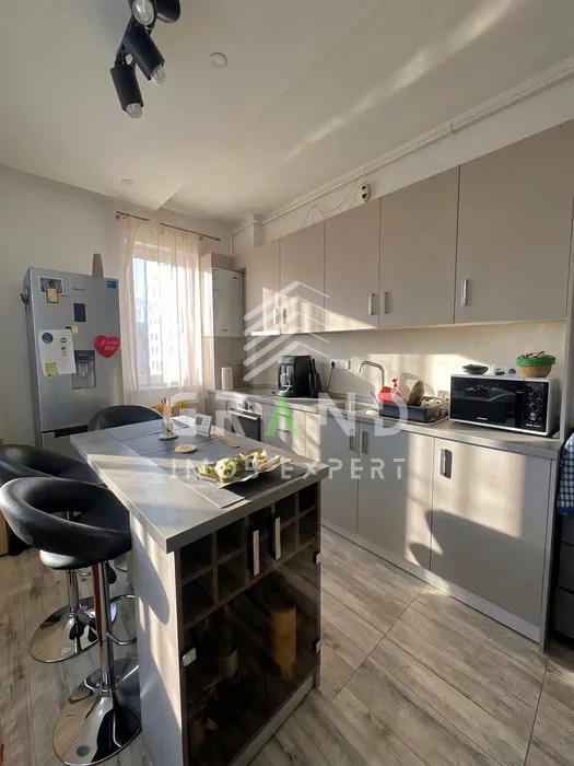 Apartament 2 camere + parcare, bloc nou, zona Piata 1 Mai