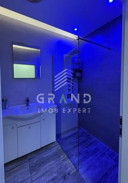Apartament 2 camere + parcare, bloc nou, zona Piata 1 Mai