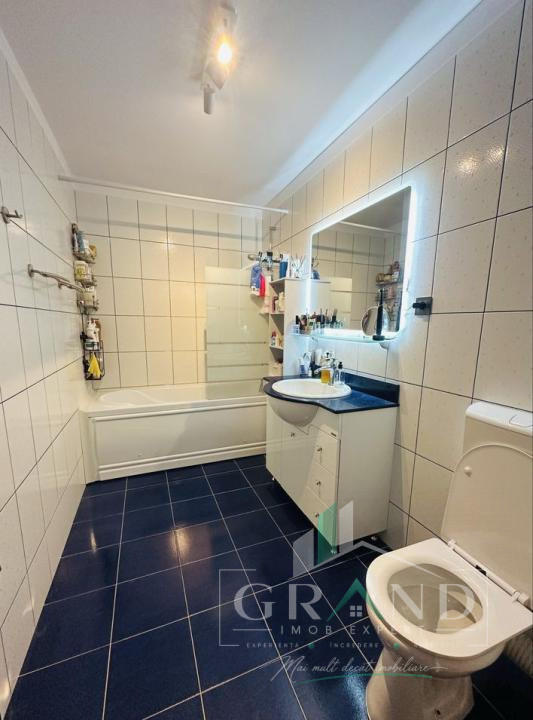 Apartament 2 camere + loc parcare de vanzare, în Floresti