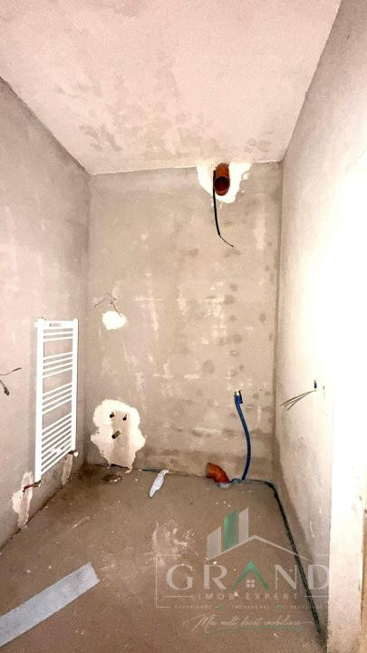 Oportunitate ! Apartament 4 Camere | Semifinisat | Logie 10 MP | Floresti
